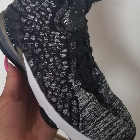 Lebron 17 youth - Picture 3 of 13